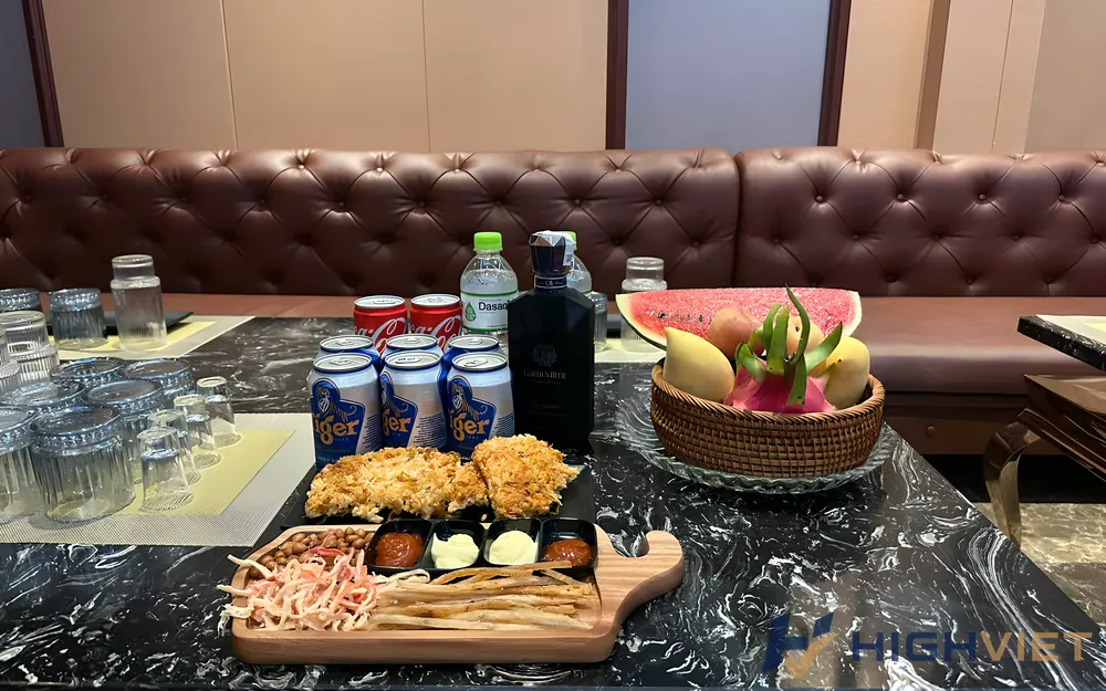 음료와 음식이 함께 진열된 테이블