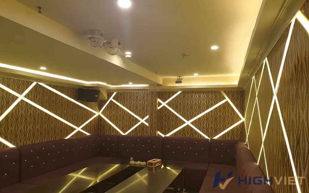 금속 패턴 벽면의 KTV 방