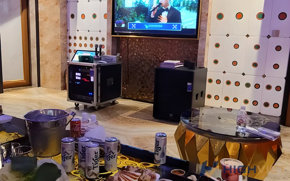 음악과 음료를 즐기는 장면