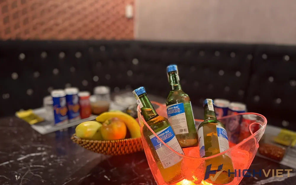 맥주와 과일이 담긴 그릇