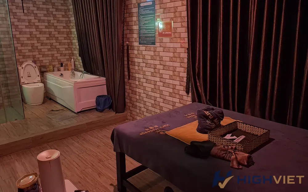 마사지방의 침대와 욕조 공간