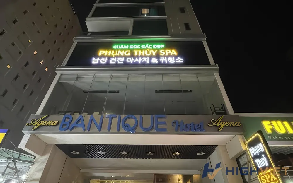 밤에 켜진 건물 외관