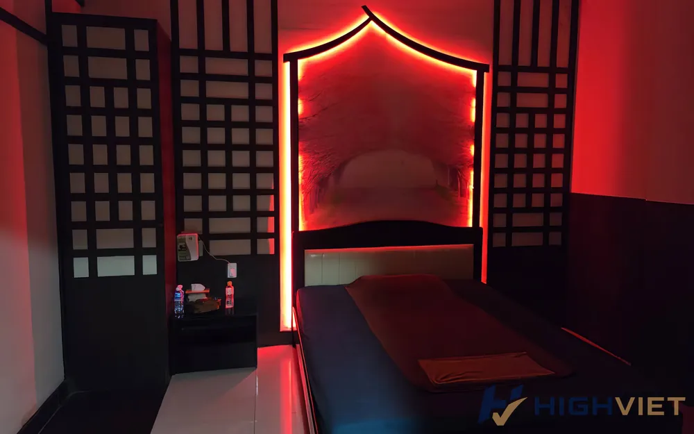 붉은 조명으로 장식된 일본식 침실