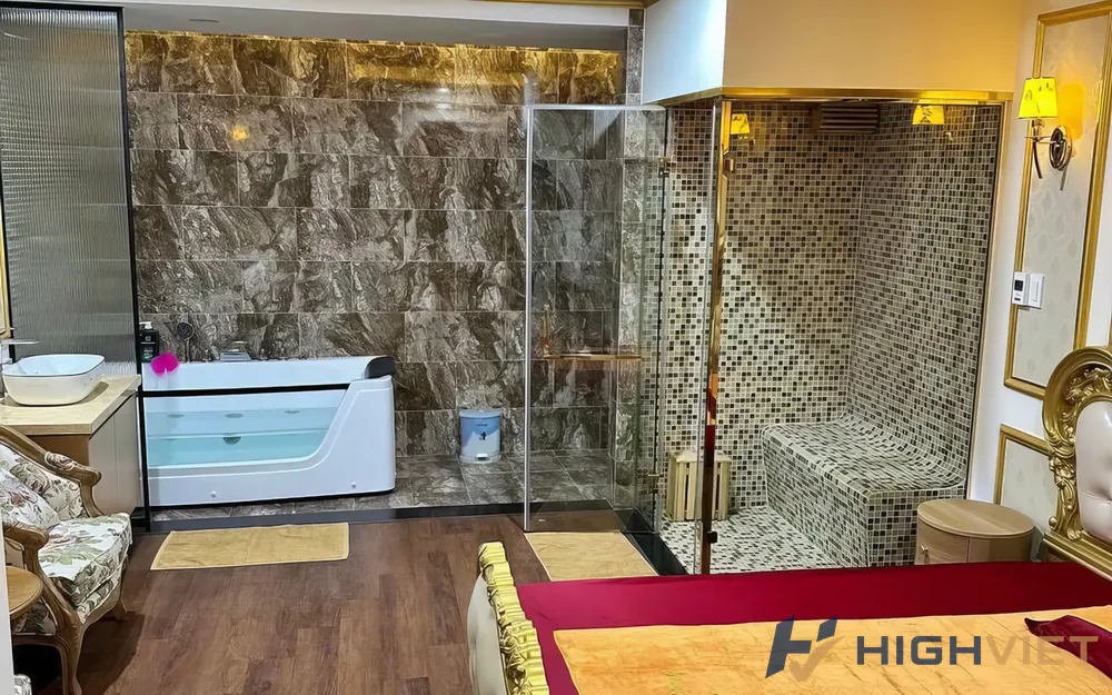 금속 장식과 목재 바닥의 욕실