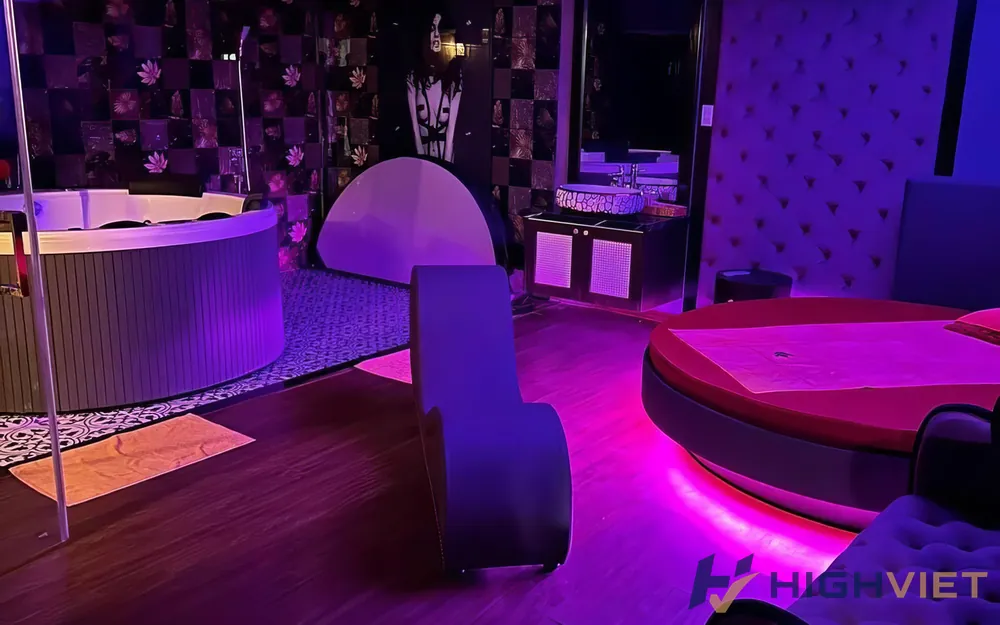 보라색 조명 속 로맨틱한 방