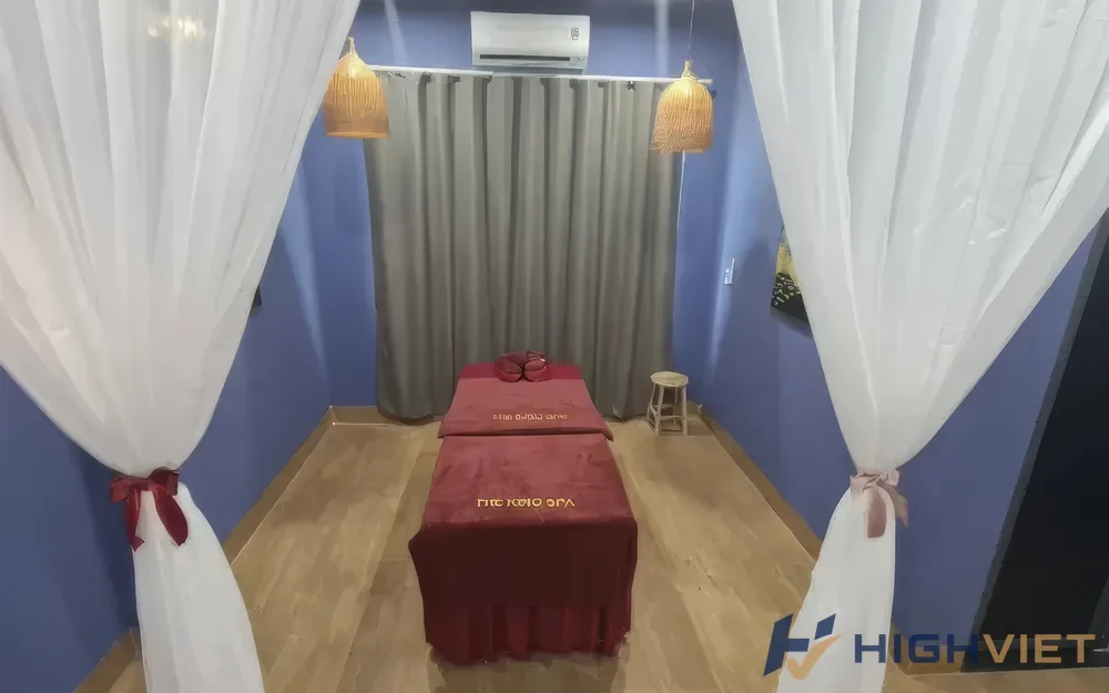 파란 벽면에 빨간 마사지 침대