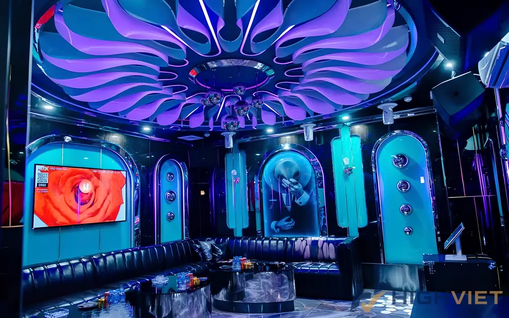파란색 조명 가득한 KTV 방