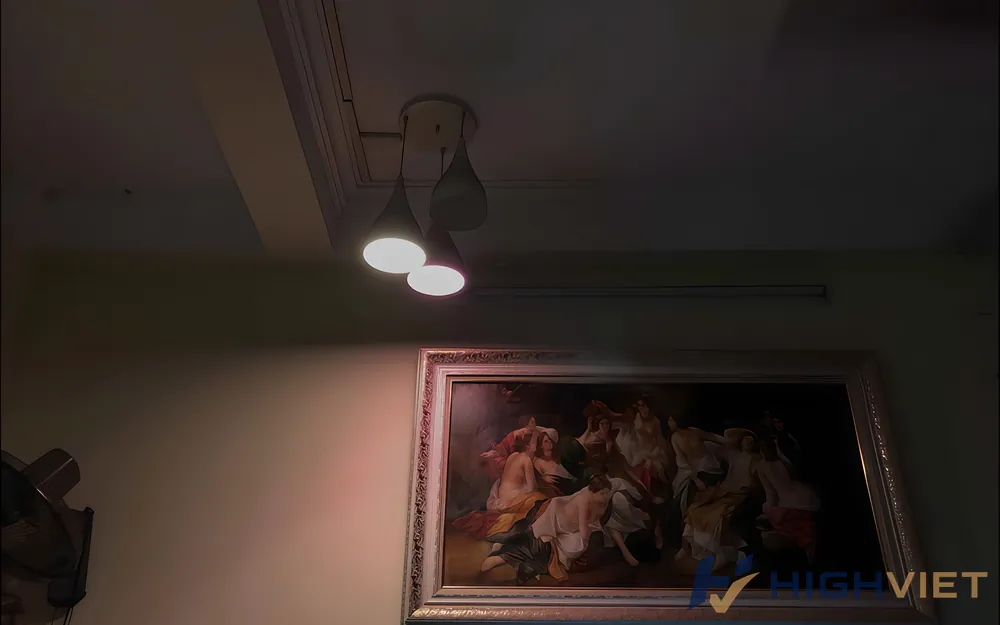 조명 아래 걸려 있는 화려한 그림