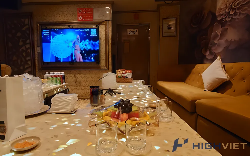 가라오케 방 안 테이블과 소파