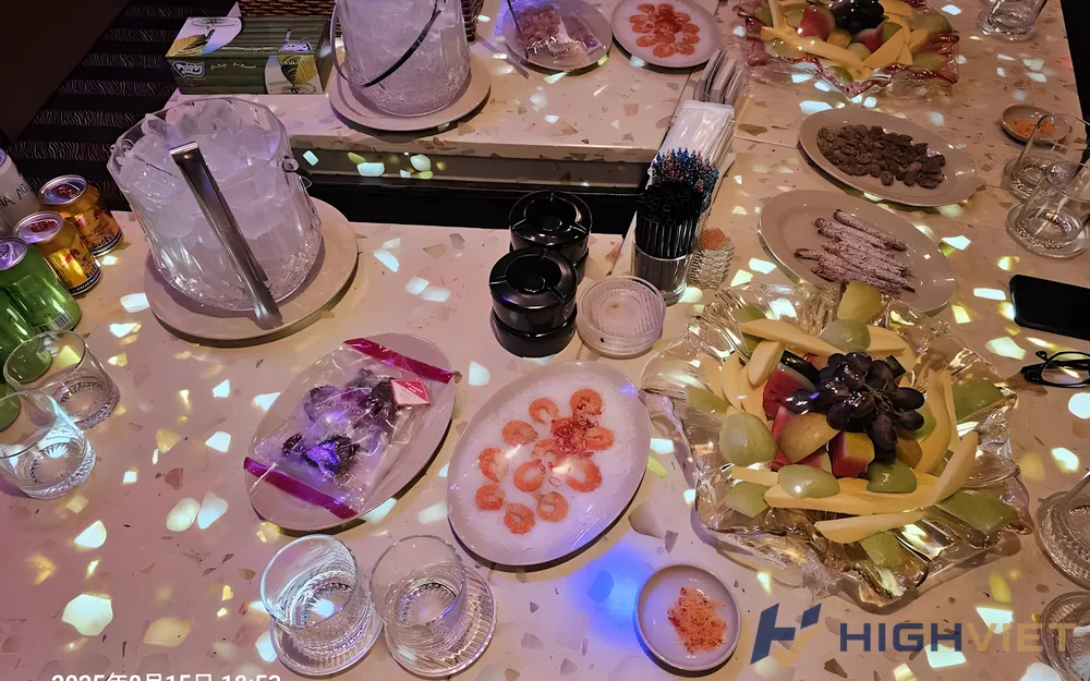 주류와 음식이 풍성한 테이블