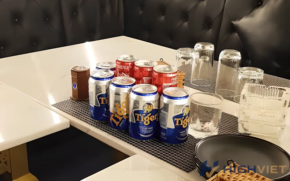 맥주 캔과 유리잔들이 놓인 테이블