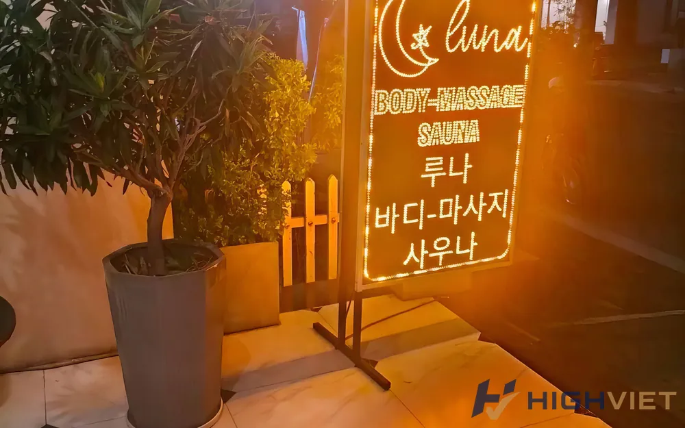밤에 빛나는 루나 간판