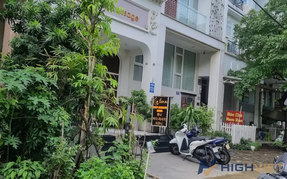 건물 앞에 오토바이들